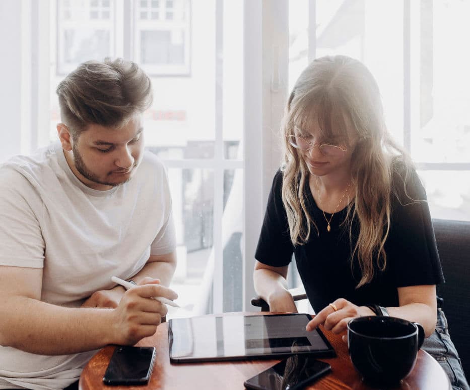 Jana und Andrej bei der Arbeit